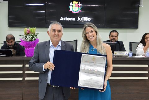 Secretária municipal de Saúde, Ariana Julião, recebeu o Título de Cidadã Itaquaquecetubense em 2024. A homenagem foi uma iniciativa do vereador Edson Moura.