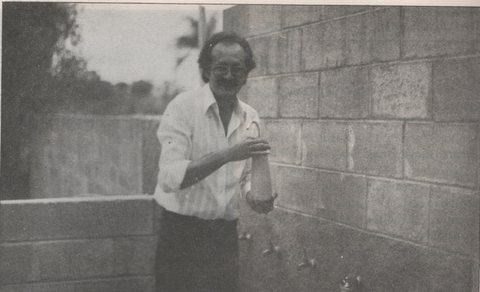 Sr. Itamar de Souza instalando do filtro de água ULFER na creche Nossa Senhora da Ajuda (1983)