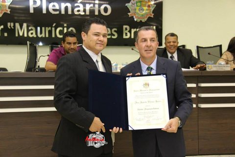 Jornalista João Roberto Valença Soares recebe o Título de Cidadão Itaquaquecetubense em 2013. A homenagem foi uma iniciativa do vereador Rolgaciano Fernandes.