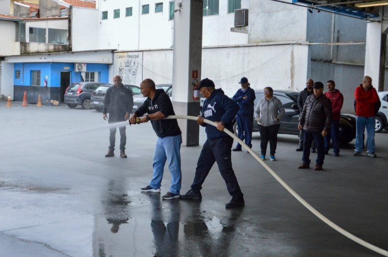 Funcionários aprenderam noções sobre classes de incêndio, hidrantes e mangueiras