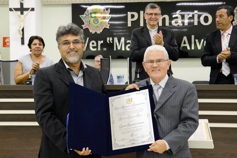 Ex-vereador Francisco Cosmo da Silva recebeu o Título de Cidadão Itaquaquecetubense em 2015. A homenagem foi uma iniciativa do vereador Arnô Ribeiro Novaes, o Arnô Cabeleireiro.