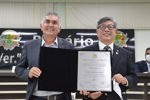 Empresário Atushi Nishikawa recebeu o Título de Cidadão Itaquaquecetubense em 2022. A homenagem foi uma iniciativa do vereador Edson Moura.