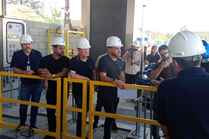 Parlamentares acompanharam a entrega realizada pela Sabesp