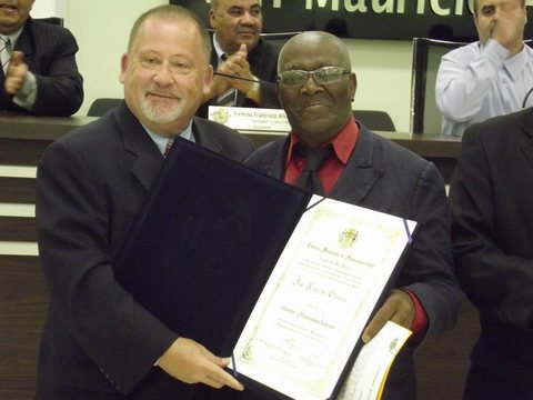 Ex-vereador José Xisto de Oliveira recebeu o Título de Cidadão Itaquaquecetubense em 2013. A homenagem foi uma iniciativa do vereador Celso Reis.