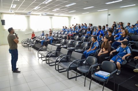 Vereador David Neto respondeu perguntas dos jovens