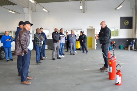 Servidores receberam treinamento sobre o manuseio de extintores