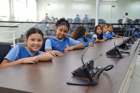 Estudantes usaram os microfones como se fossem parlamentares