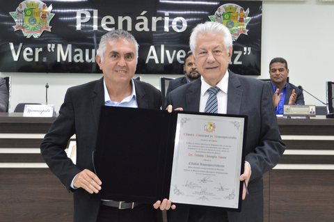 Arlindo Chinaglia recebeu o Título de Cidadão Itaquaquecetubense em 2022. A homenagem foi uma iniciativa do vereador Edson Moura.