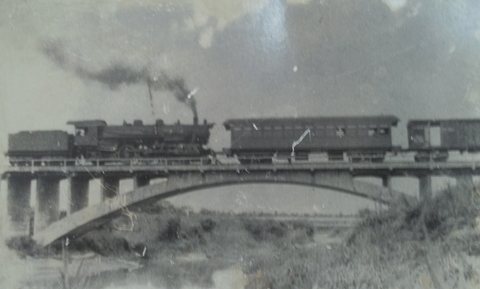 Ponte sobre o Rio Tietê. Maria Fumaça (década de 1950)
