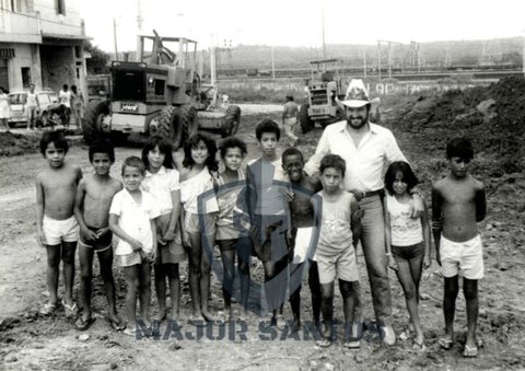 Prefeito Toninho da Pamonha e crianças