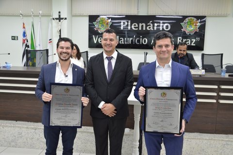 Ex-juiz Sergio Moro e deputado Junior Bozella recebram o Título de Cidadão Itaquaquecetubense em 2022. A homenagem foi uma iniciativa do vereador Professor Gilberto Tico.