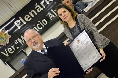 Regina Conceição de Almeida Costa recebeu o Título de Cidadã Itaquaquecetubense em 2016. A homenagem foi uma iniciativa do vereador Celso Reis.