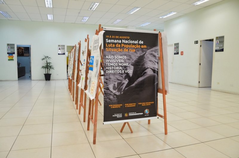 Imagens, frases e desenhos estão exportos no térreo da Câmara Municipal