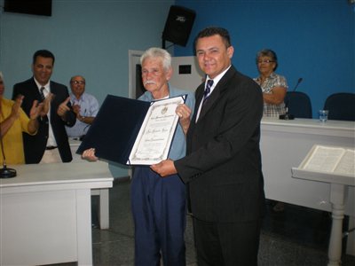 José Bueno de Souza recebe o Título de Cidadão Itaquaquecetubense em 2011. A homenagem foi uma iniciativa do vereador Rolgaciano Fernandes.