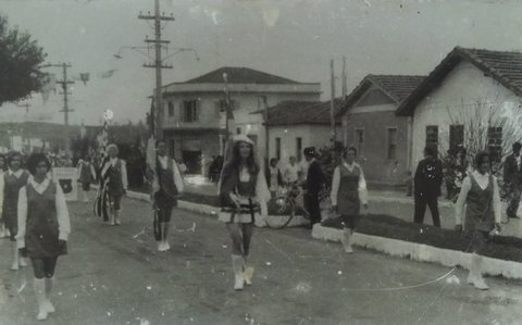 Desfile do Colégio Homero Fernando Milano na Avenida Emancipação (década de 1970)
