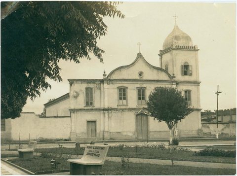 Praça Padre João Álvares e Igreja Matriz de Nossa Senhora d’Ajuda